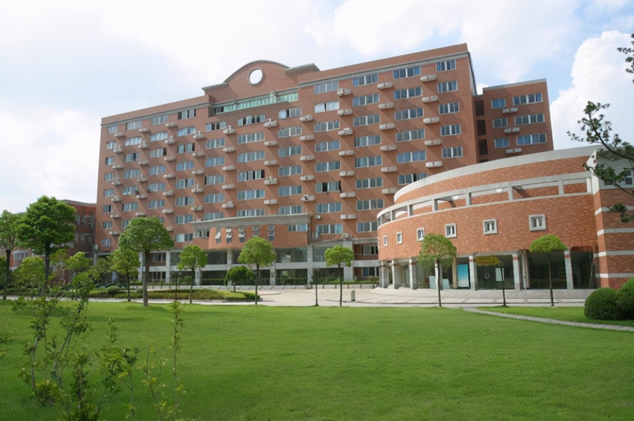 “土木工程”专业排名前26的大学：可分为4档，清华只能排第二