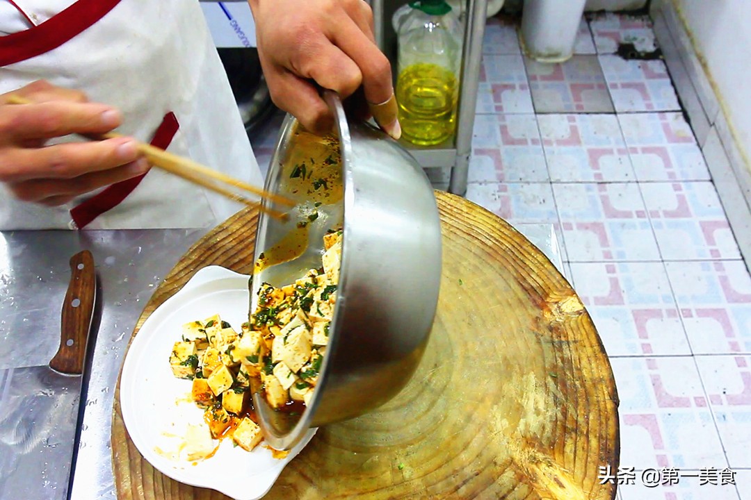 香椿怎么吃（香椿的正确食用方法，焯不焯水看你怎么选，和豆腐伴着吃，真香）