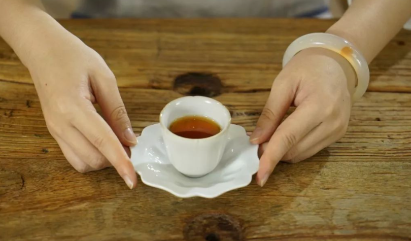 每天只喝茶不喝水行不行？以茶代水应该怎么做？老茶客：注意3点