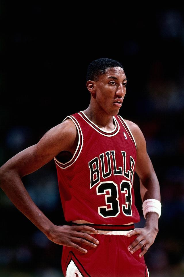 98篮球网nba直播吧（NBA纪实连载27：98年带领内忧外患的公牛三连冠，乔丹彻底封神上卷）