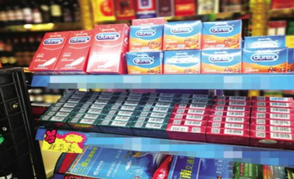 “我要这个香蕉糖？”，收银台前女儿指着避孕套，妈妈神回复绝了