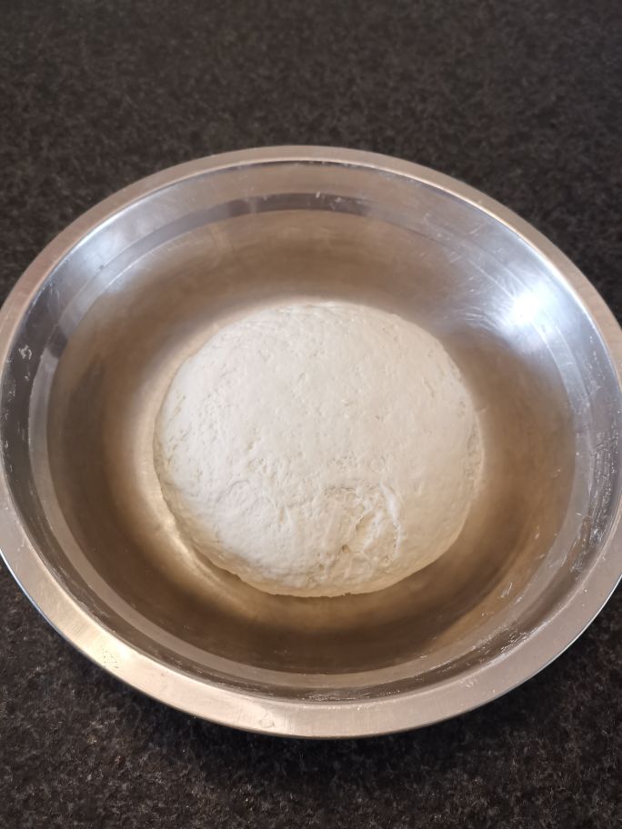 在家制作饺子皮的和面技巧与方法