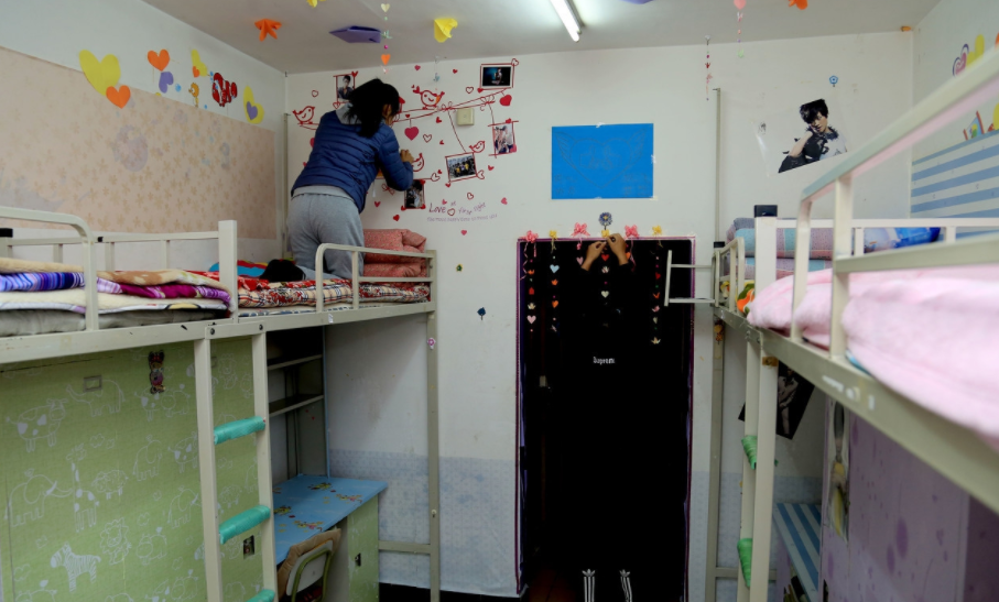 一学院试行“男女混住”，“谜之操作”惹怒家长，出问题谁负责？