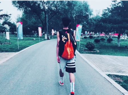 为什么男生都爱看nba（为啥女生爱看男生打篮球，80%是这三个原因！）