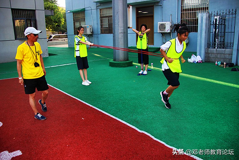 破解教育内卷化，假期让学生走出家门，到社区参与体育锻炼和比赛