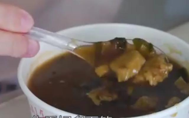 河南大叔在厦门卖小吃，做法非同一般，1元1根人均6元，3小时卖光