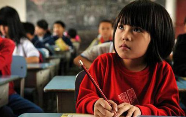 小学生帮妈妈写“假条”，公司领导看哭了，爽快批假并奖励1千块