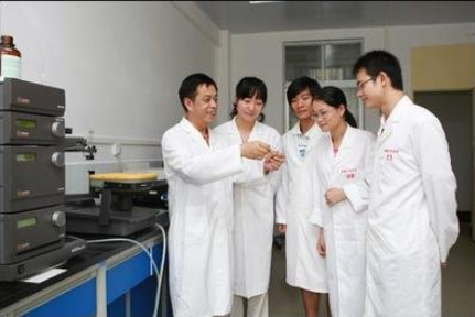 美国韩裔女大学生怒怼导师，只穿内衣做课堂演讲，究竟是为啥呢？