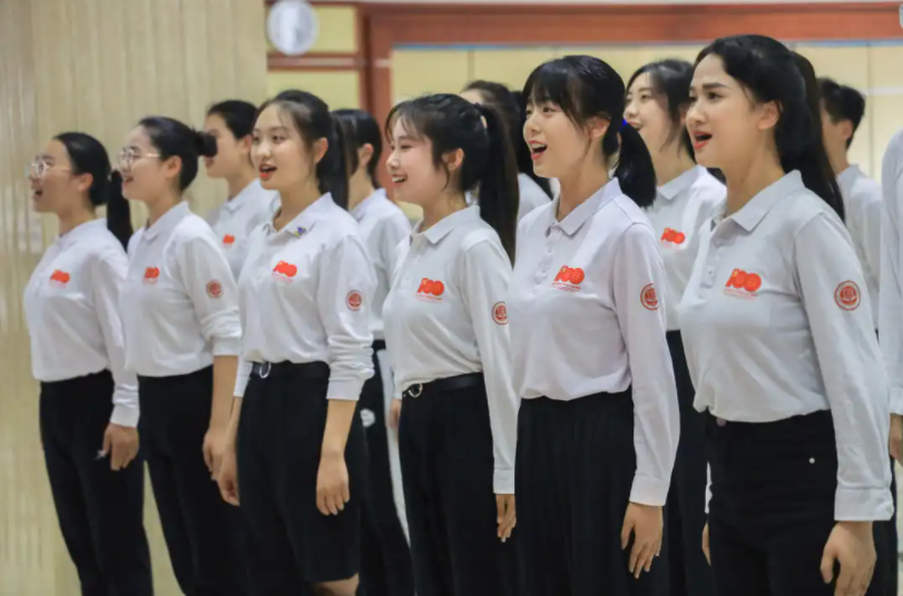 今天，这群大学生在天安门广场为党献上特别祝福！