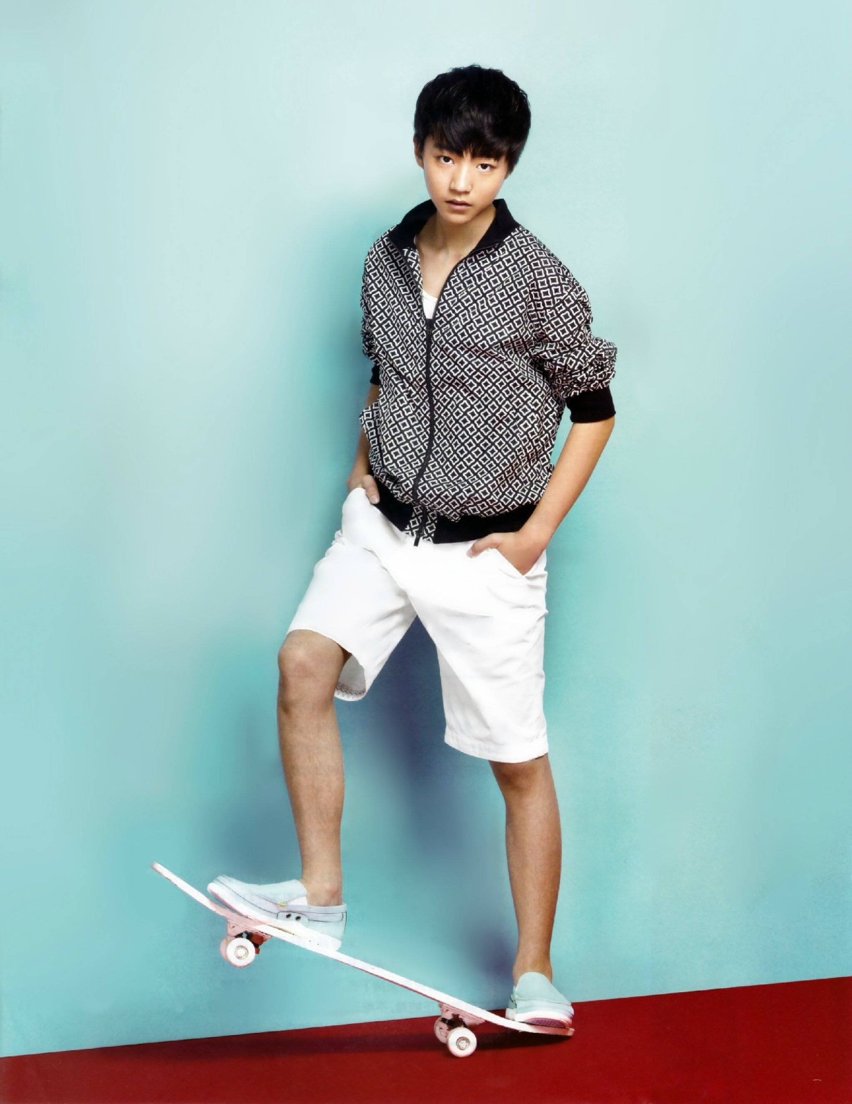 王俊凯图片蓝色系(被20岁的王俊凯惊艳了,一身蓝色行头配小白鞋,帅气