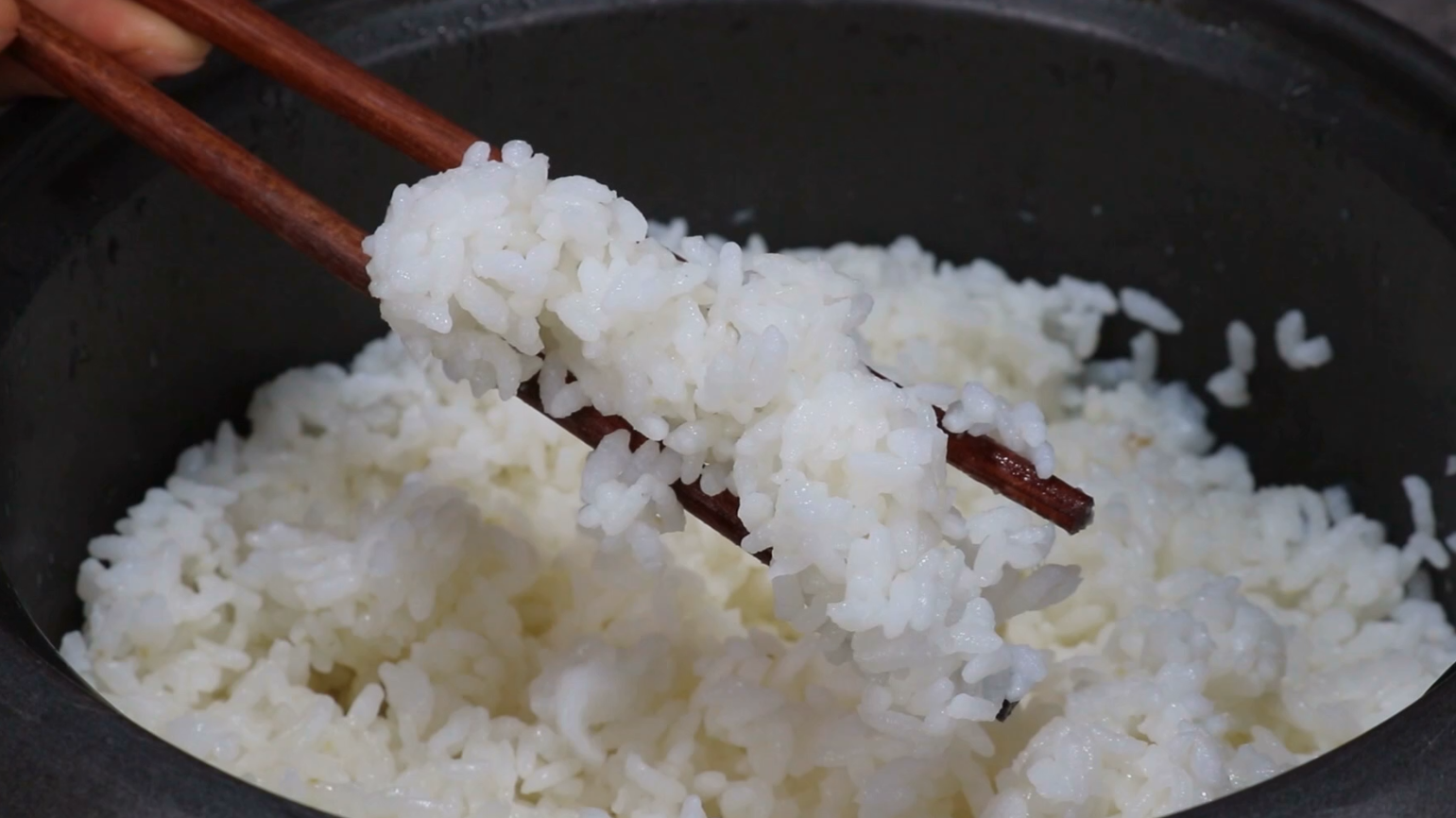 蒸米飯最忌直接就蒸,飯店師傅教你訣竅,米飯粒粒分明又筋道