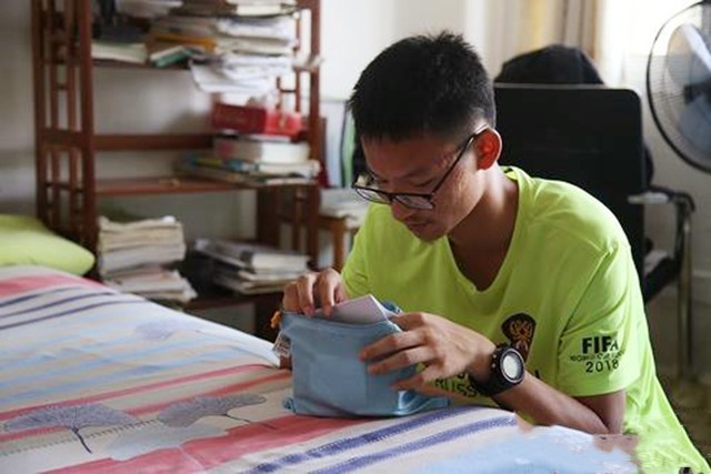 王恒杰：高考后跪地谢母，放弃985名校