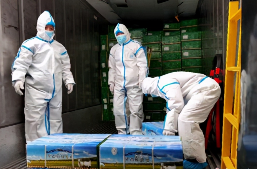 男子地铁猥亵女乘客，母亲下跪求谅解【三分钟法治新闻全知道】