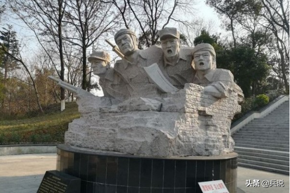 蒋机炸弹质量差，落在莫文烨身边未炸，炸药取出，用于攻城