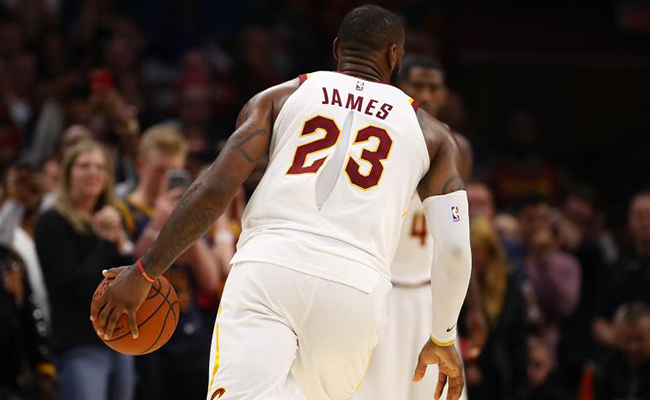 nba球衣哪些品牌贊助過（NBA球衣贊助史！30年8大品牌名留青史，但只有耐克打破規(guī)矩）