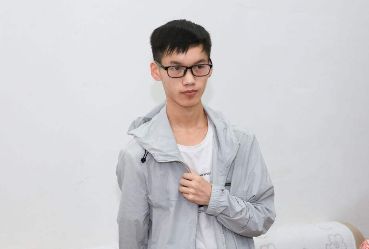 713分高考状元林万东，清华录取通知书送达时，他还在工地搬砖