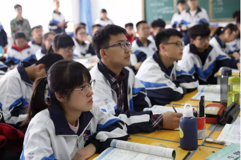 高颜值学霸，674分问鼎状元被北大录取，她说：超前学习是法宝