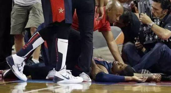 nba球员球鞋磨损程度(10图看NBA球星有多不容易！罗斯膝盖遍布伤痕，詹姆斯脚趾已变形)