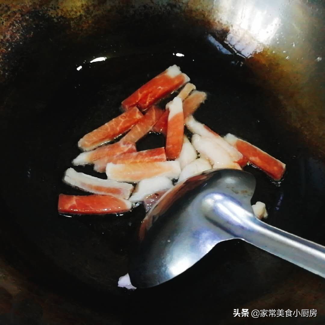 豆角这样炒熟得快入味足，口感脆嫩，不过油不焯水，5分钟就出锅