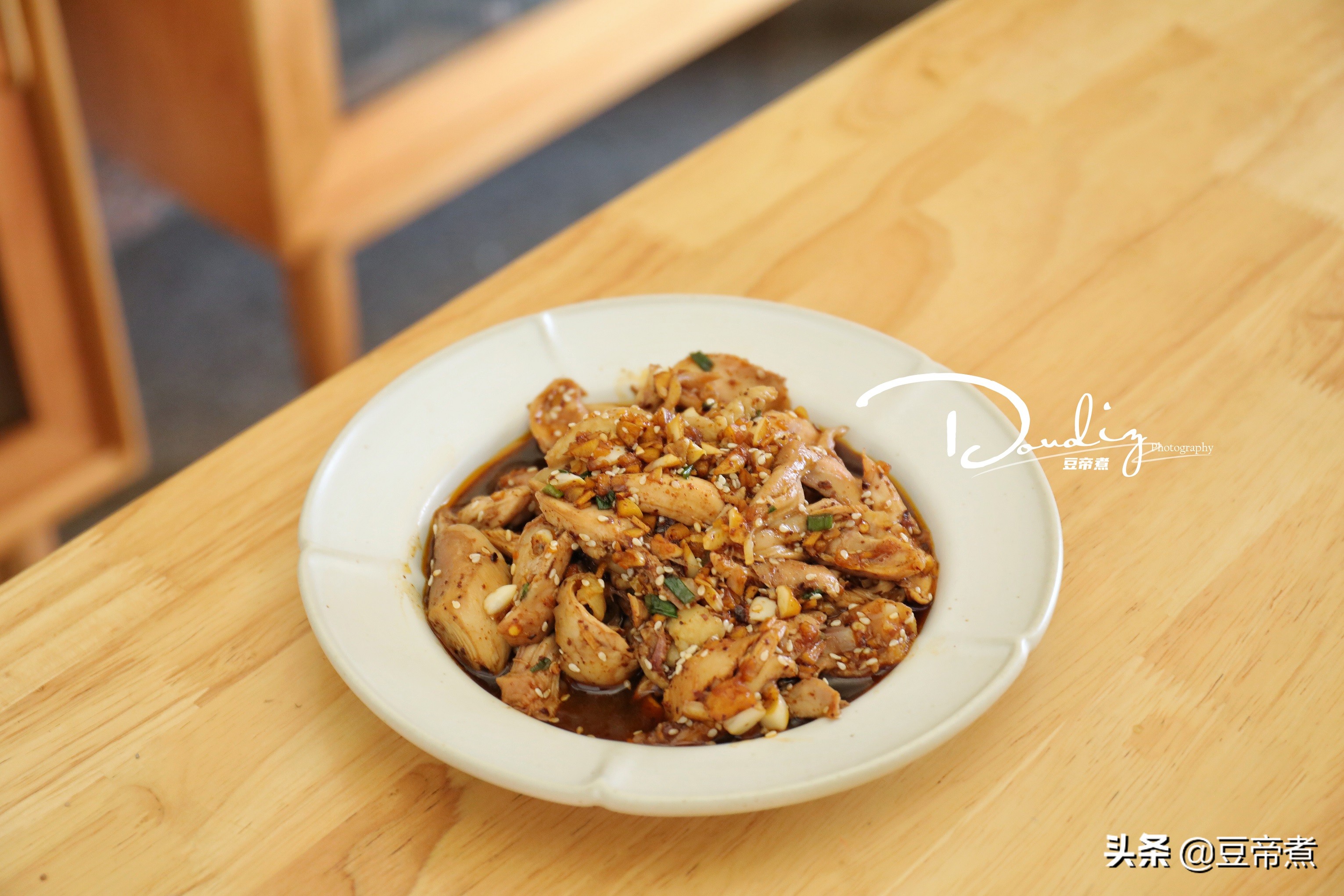 拒绝精致穷，一个人吃饭不随便，鸡腿三根吃出新花样