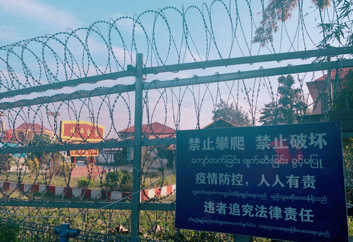 云南边境的84号界碑，分割了一户人家，厨房在中国卧室在缅甸