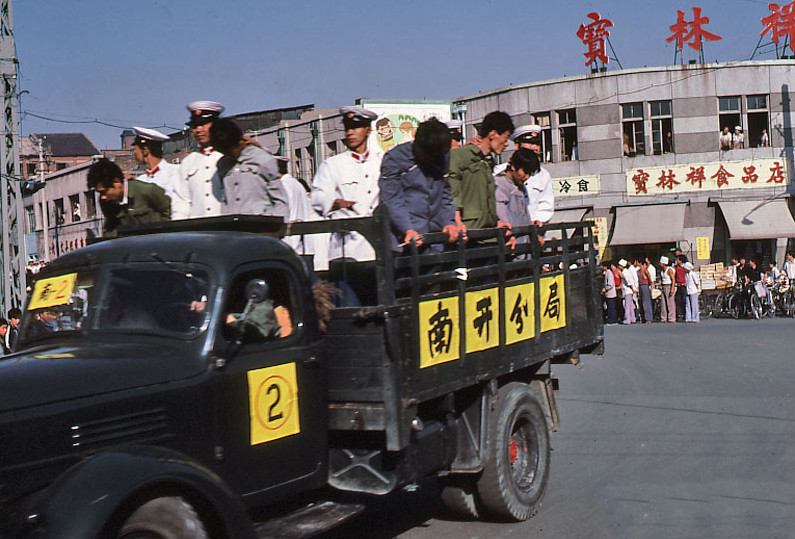 1983年为何突然全国严打？三个恶劣事件是导火索，亲历者：打得好