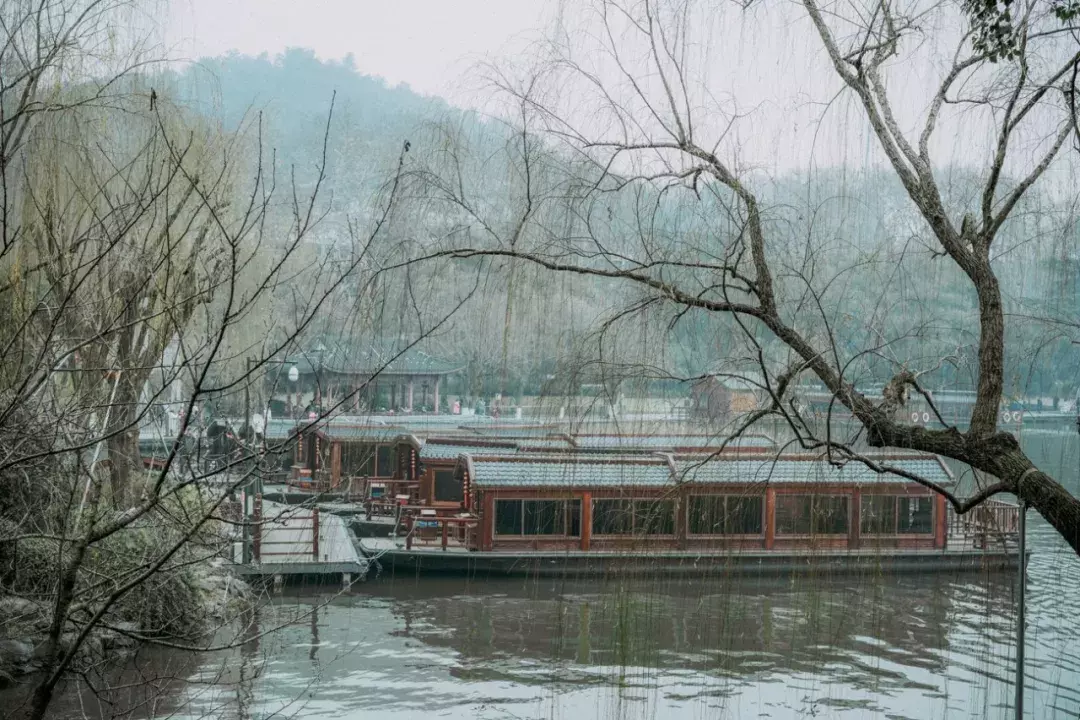 花30元在西湖边的茶馆喝个湖景下午茶，坐上一整天