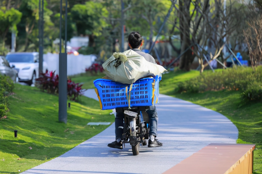 央媒：过半快递员月入不足5000元，月入过万比考上985还难