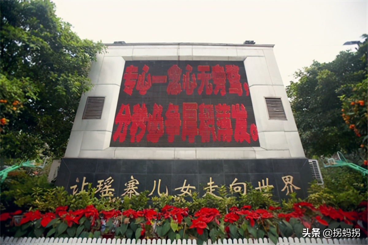 为1.8万名贫困生圆大学梦丨哪怕化缘，也要筹钱让他们走出大山