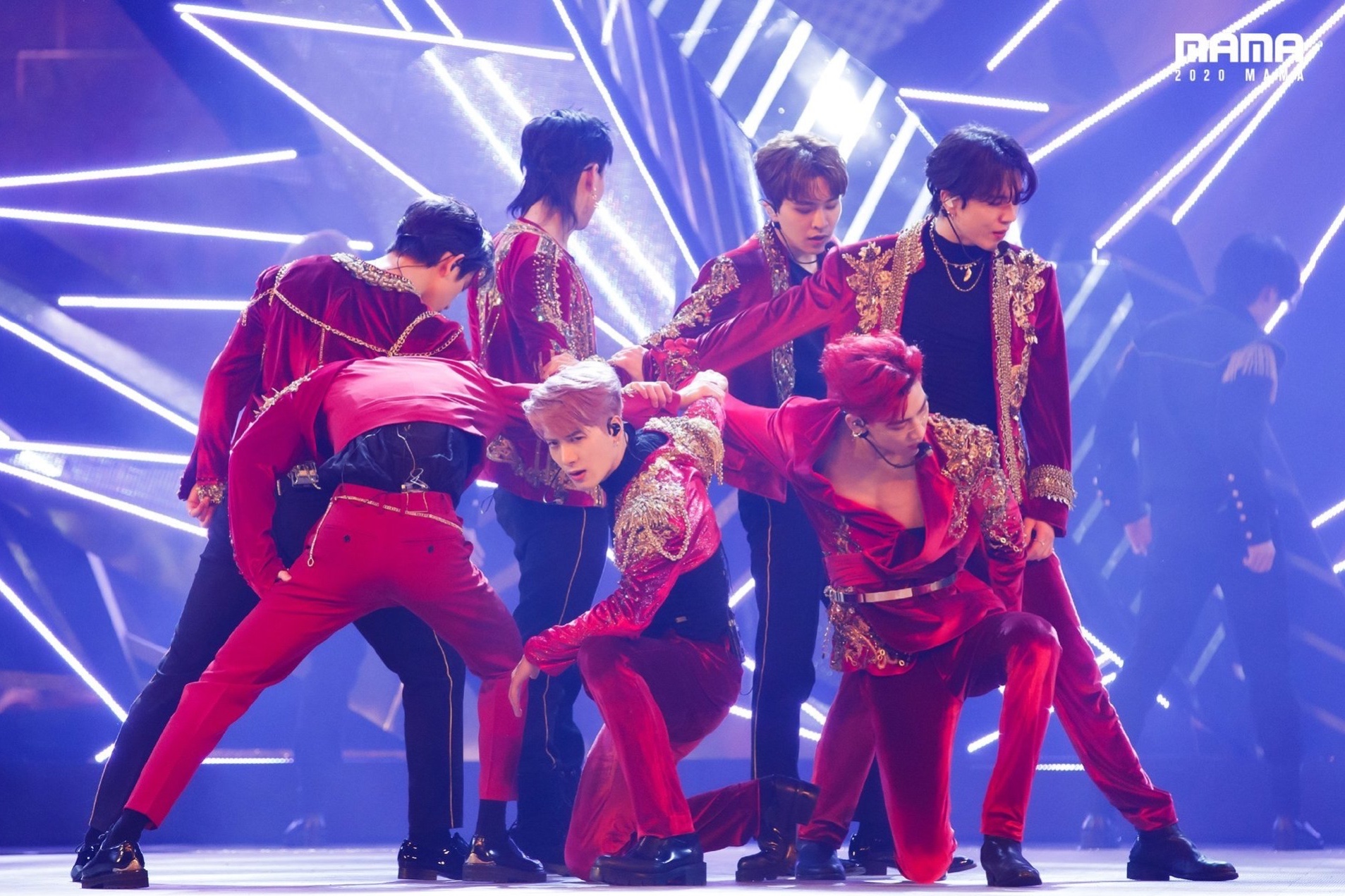 2020mama星光暗淡,宋仲基再做主持,bp缺席仍获三大奖