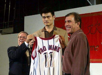 为什么nba状元秀(为何姚明2002年会成为NBA状元秀？6张图告诉你答案，天赋就是强)