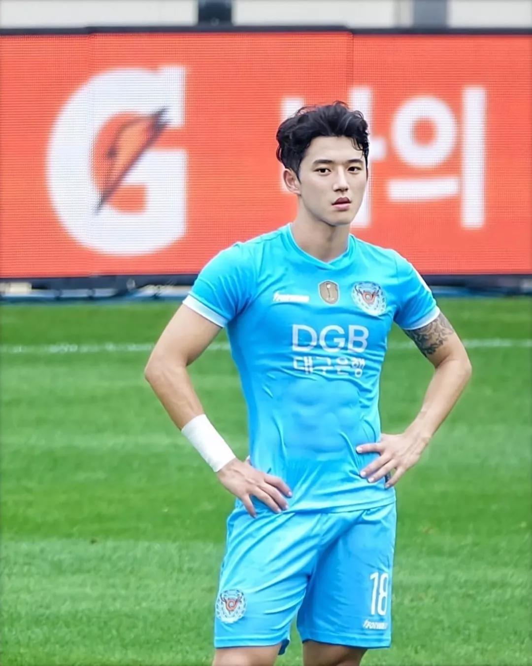被評為「韓國足壇神顏」，23歲足球體育生靠顏值走紅