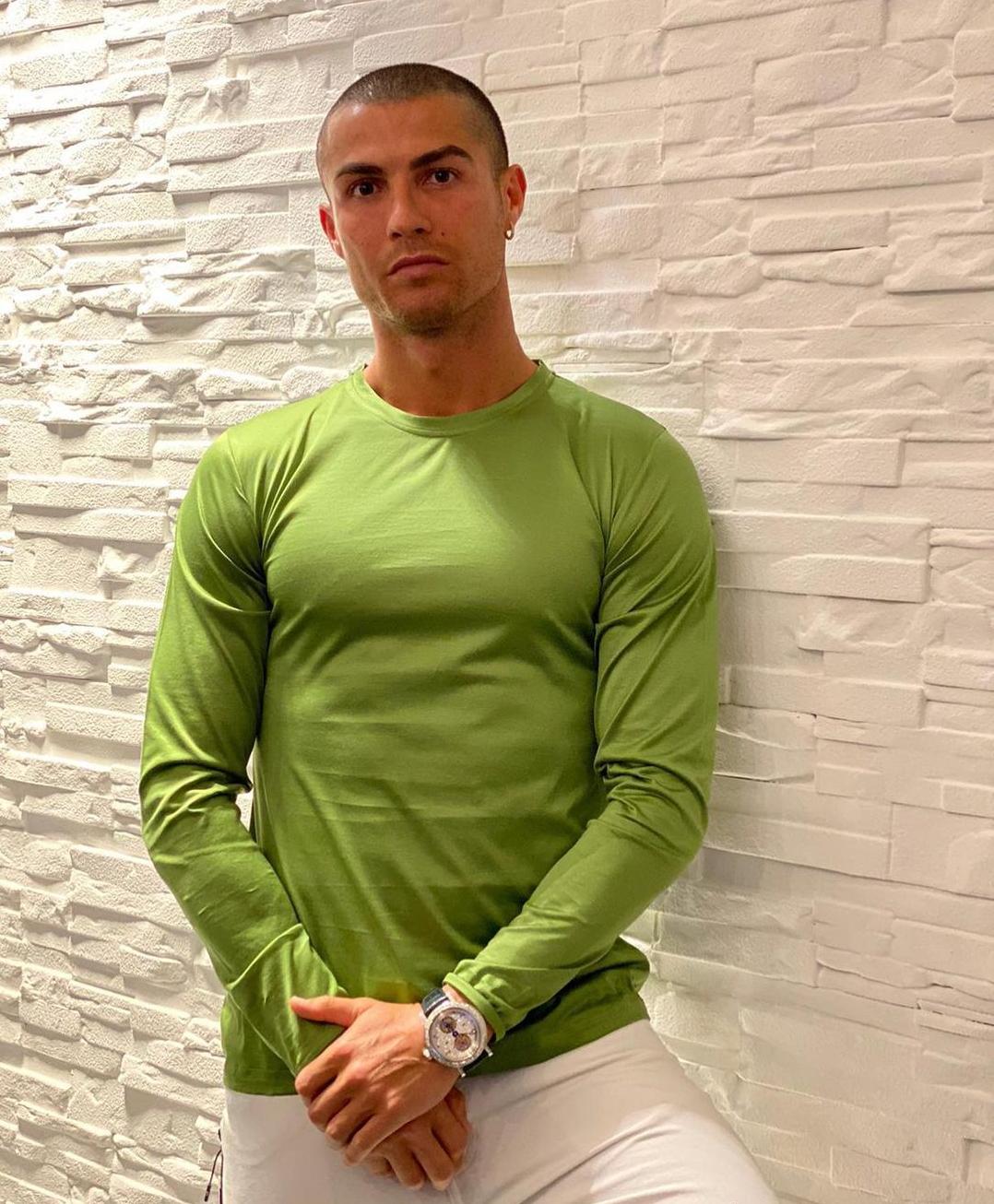 c罗晒帅气自拍照(c罗晒出两张自拍照,风格截然不同!