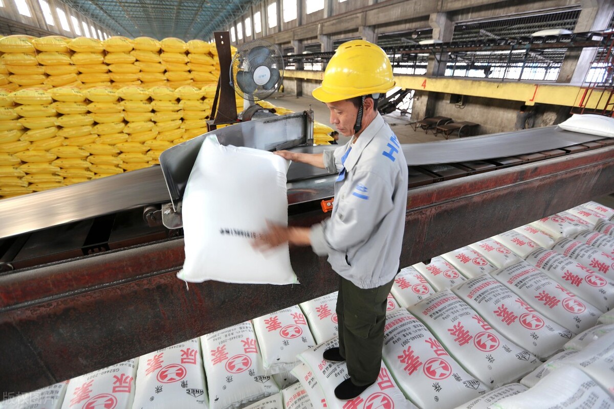 尿素市场传来2个“大消息”，期货大幅下跌，现货会跌吗？