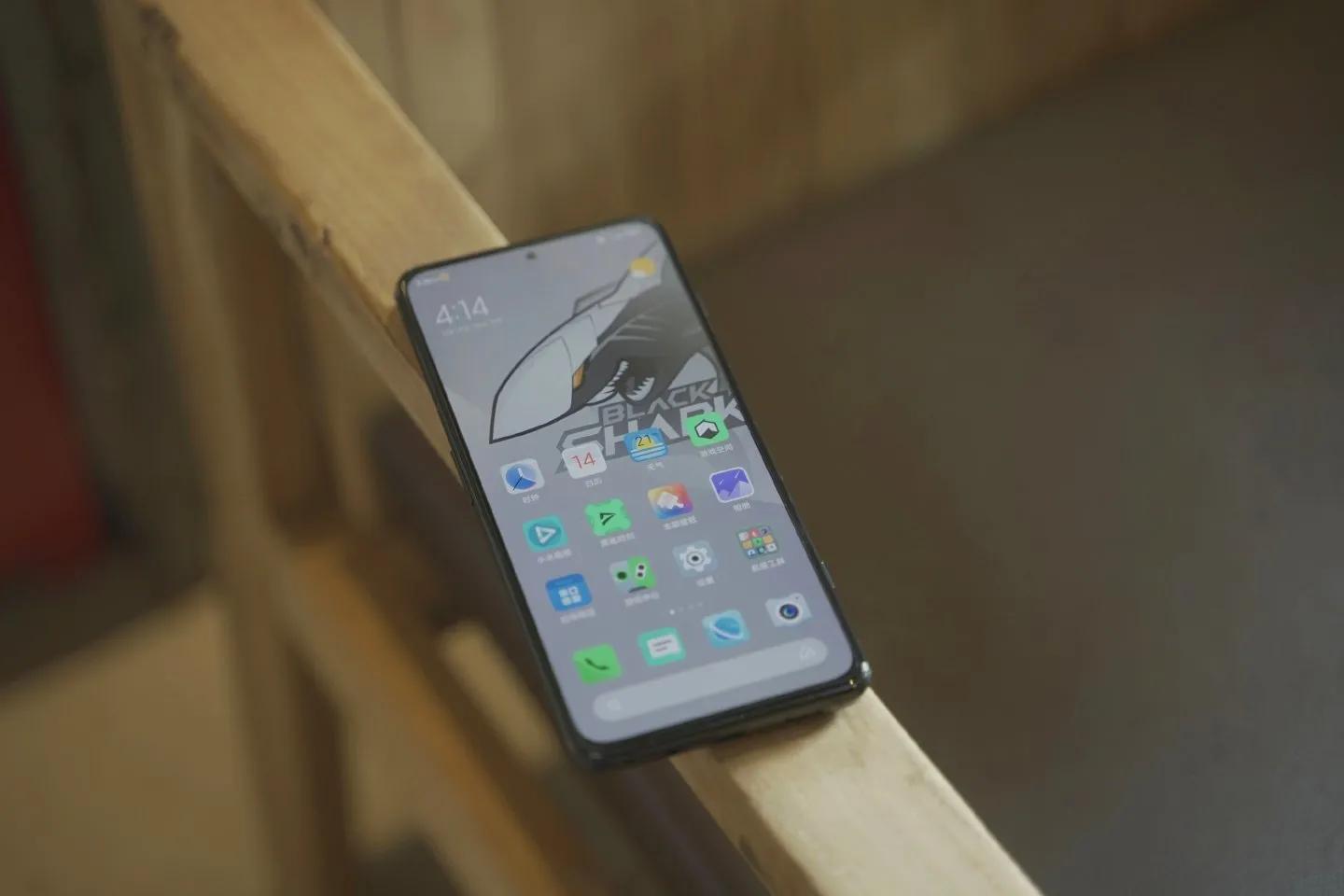 为什么小米和红米明明是“一家人”，却要被分割成“两个品牌”？