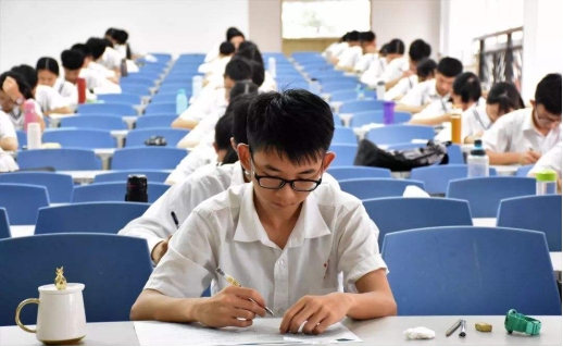 教育部通知，高三复读出“新规”，私立中学看后暗自叫好