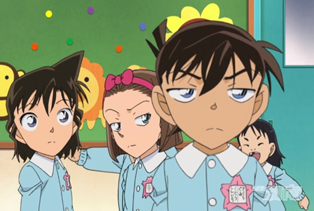 根据柯南tv版《樱花班的回忆》一话中交代,小兰和新一的第一次相遇是