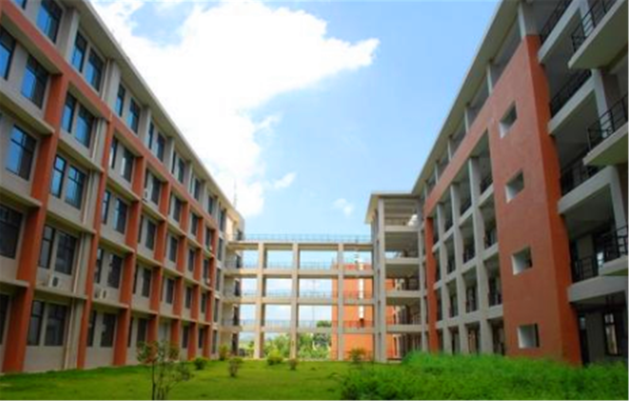 厦门华厦学院VS厦门工学院，两者录取分数均不高，哪所实力更强？