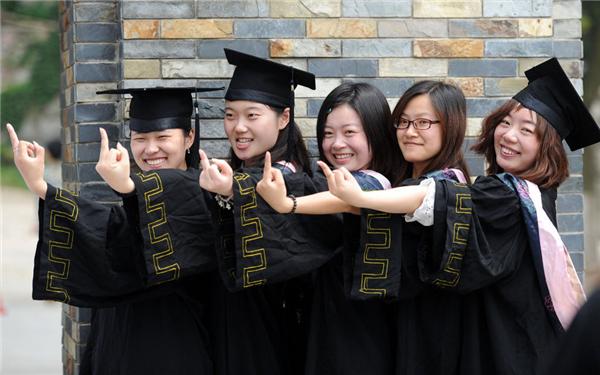 男班长拍毕业照短裙上阵，“大长腿”羡煞女同学，此刻我独领风骚