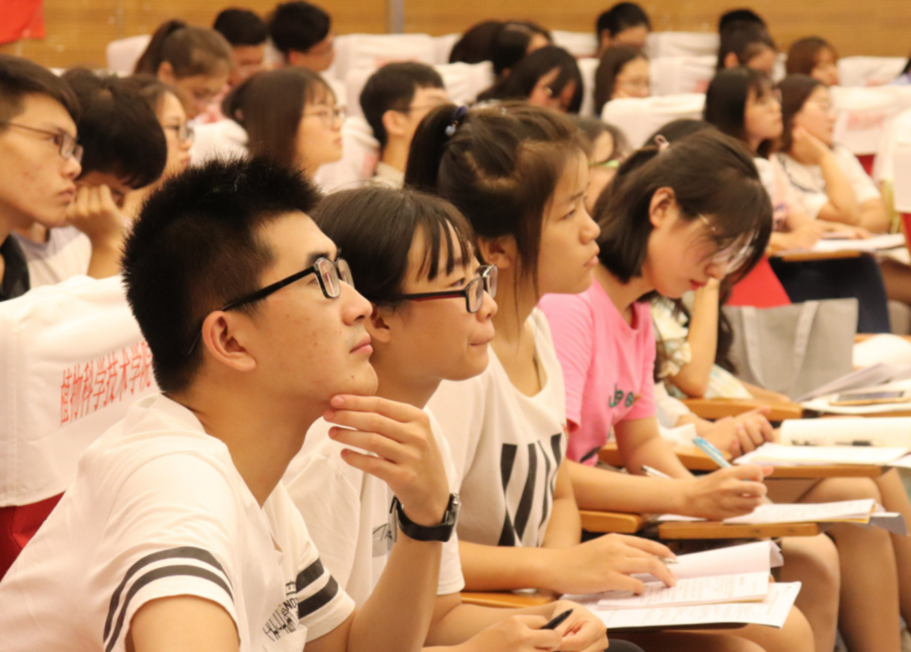 多地高校发布“国庆”通知，假期最短才一天，学生：可太心酸了