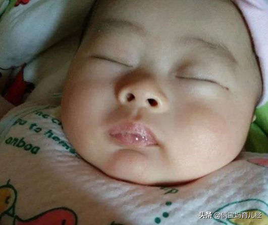 宝宝爱“吐泡泡”并非预示要下雨，这4点原因需了解，家长要注意