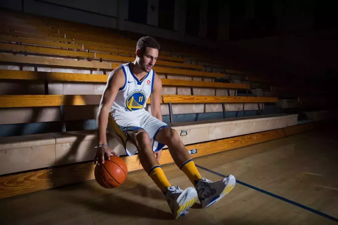 为什么nba鞋带要系一起(这根用鞋带编织的手链，为什么深受潮流人士的喜爱)