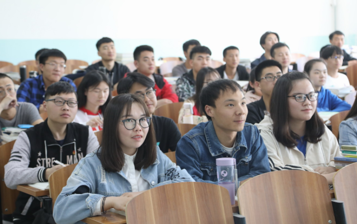 中山大学“新生课表”火了，周一到周五课程满满，学生集体吐槽