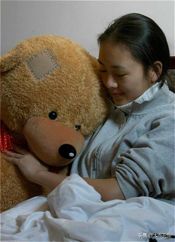 刚拿“视后”就翻车，童瑶不堪往事被扒，被张默暴打事出有因