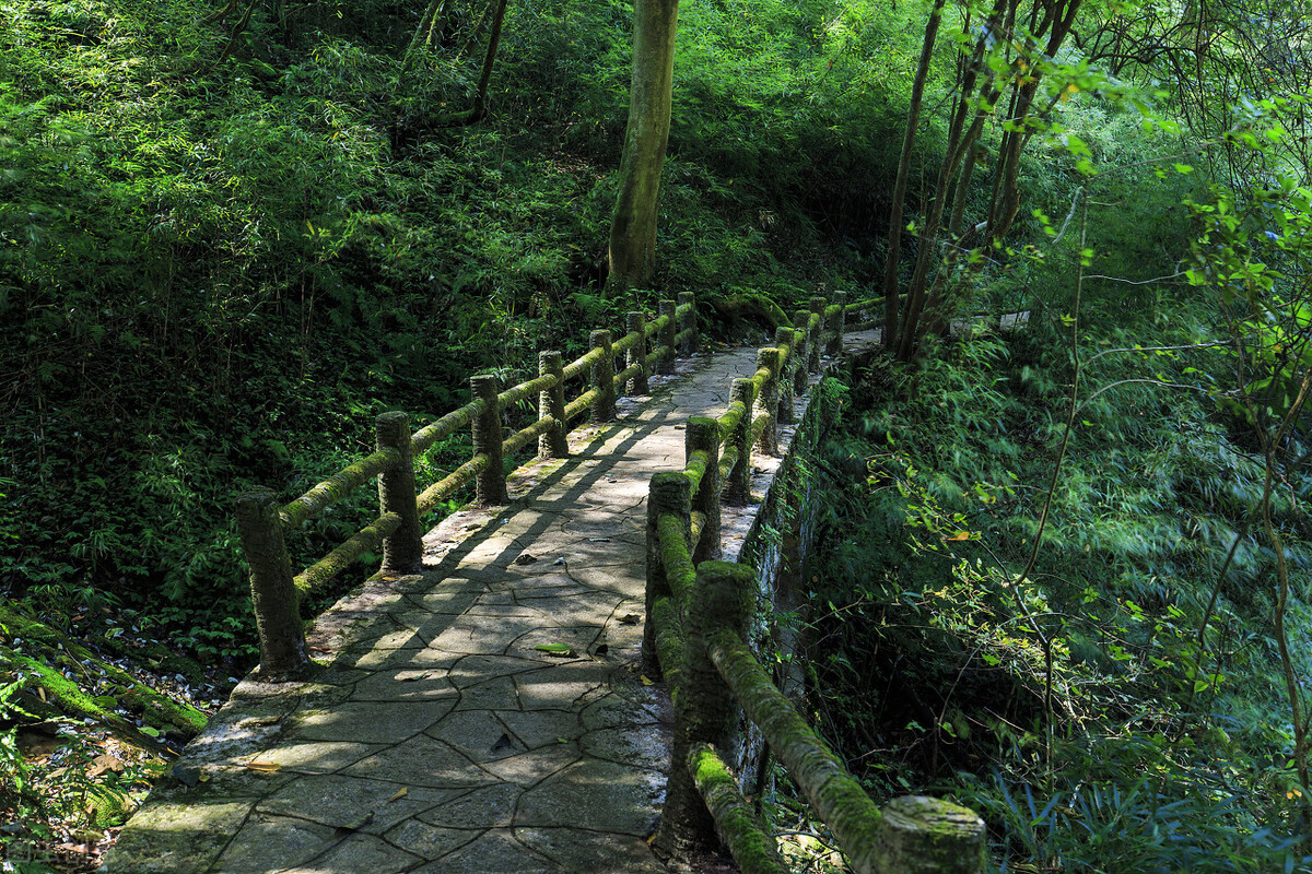 剑江河斗蓬山景区：自然景色优美，充满了浓郁的贵州民族风情