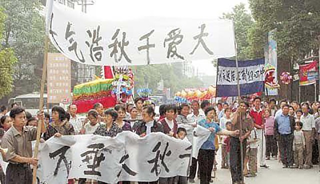 谭千秋的最后一课：舍身护4名学生牺牲，女儿谭君子追随父亲脚步