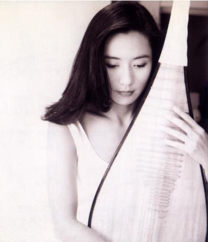 让人在惊讶之余,再也找不回当初那个如梦如烟的吕秀菱了