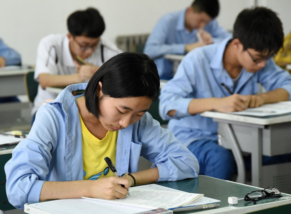 高考的答题卡扫描过程曝光，不少人觉得老师省事了，学生可苦了