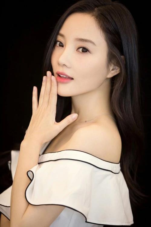 卖卖衣服,发发抖音挣的收入还是很高的,但李小璐现在的精神状态可以说