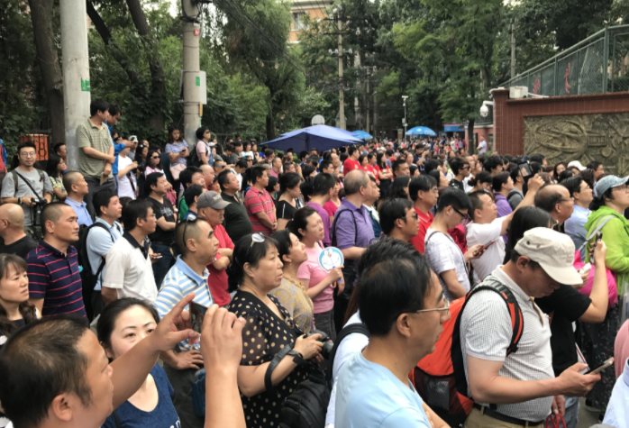 学生中高考当天，家长有必要“全程陪考”吗？聪明家长都这样做